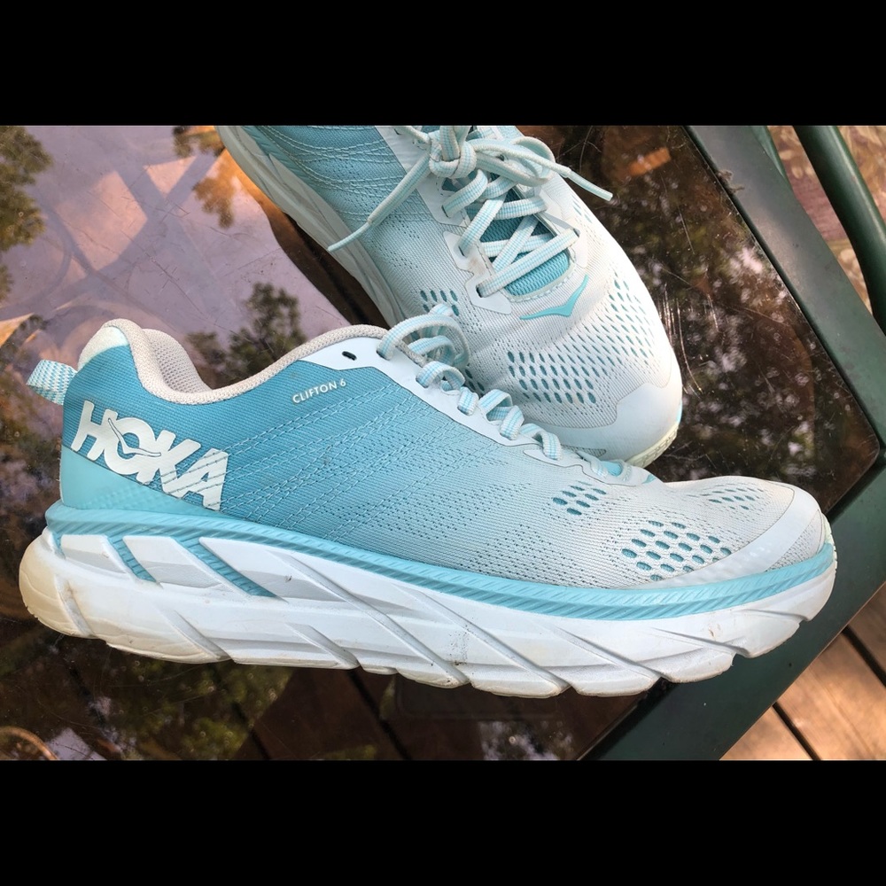 Great looking pair of Hoka OneOne Clifton6. Size 9
